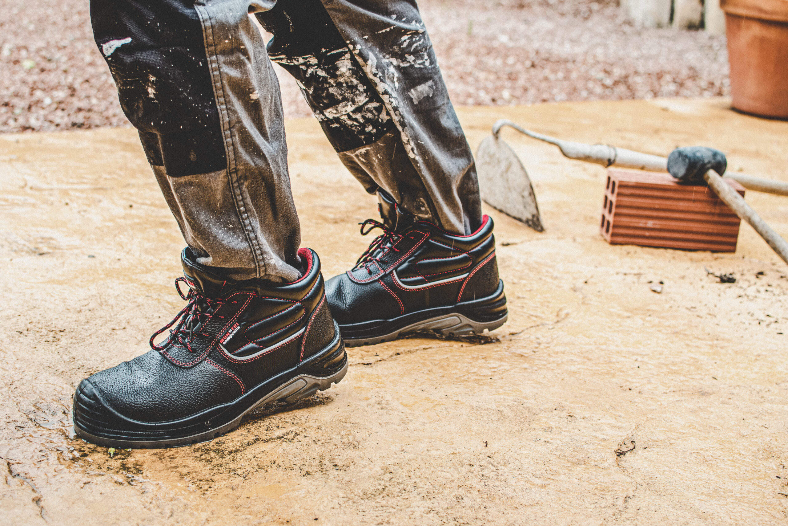 Botas de seguridad negras con puntera reforzada y suela antideslizante, diseñadas para trabajos industriales y de construcción.